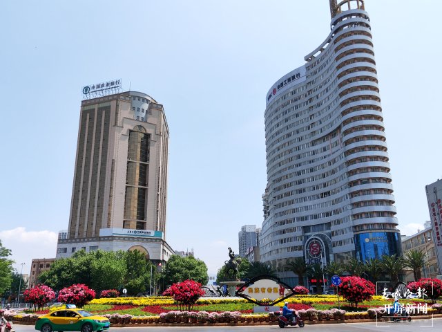 一下火车就是本地味道：当地号称扛把子的“饵块”（蒋琼波 摄）