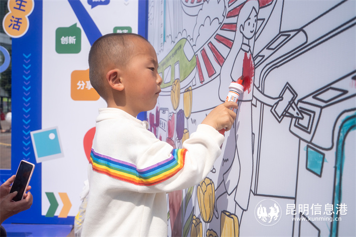 小朋友涂抹涂鸦墙(6686体育 王竣彦) 小朋友涂抹涂鸦墙(6686体育 王竣彦)