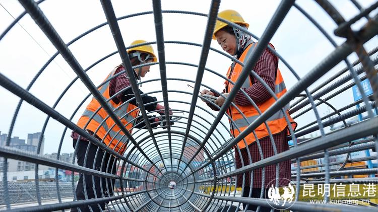 4月30日，中建七局西南公司云南省肿瘤医院癌症中心建设项目的工友们，正在绑扎钢筋。 (3)