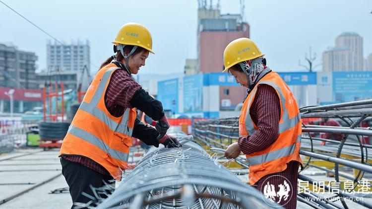 5月1日，中建七局西南公司云南省肿瘤医院癌症中心建设项目的工友们，正在绑扎钢筋。 (4)