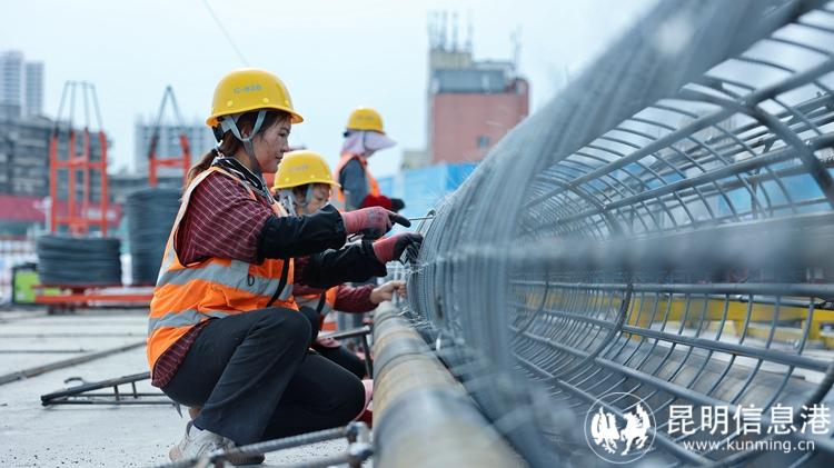 5月1日，中建七局西南公司云南省肿瘤医院癌症中心建设项目的工友们，正在绑扎钢筋。 (1)