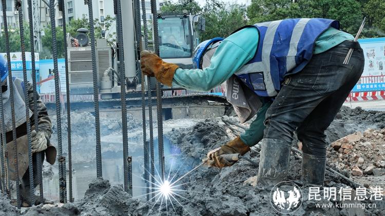 5月1日，中建七局西南公司云南省肿瘤医院癌症中心建设项目的建筑工人们正在焊接钢筋笼。 (2)