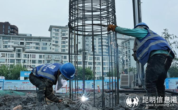 5月1日，中建七局西南公司云南省肿瘤医院癌症中心建设项目的建筑工人们正在焊接钢筋笼。 (3)