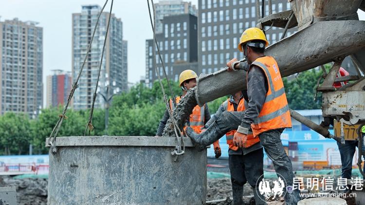 5月1日，中建七局西南公司云南省肿瘤医院癌症中心建设项目的建筑工人们正在为桩基浇筑混凝土。