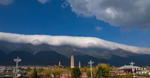 （昆滇传内容）大理苍山现罕见“棉被云”（有视频） (12).jpg