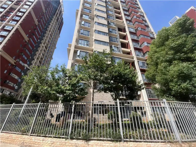 从8楼抛下装满尿液的酒瓶(图源 都市时报)