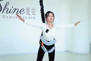 室内蹦极是集多种运动元素于一体的综合性运动