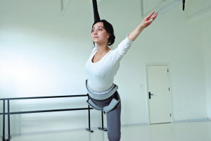 室内蹦极是集多种运动元素于一体的综合性运动.