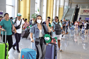 越南游客团队准备进站乘车 供图