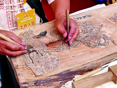 腾冲农民画传承人贾明安在雕刻甲马印版。本报记者 徐鑫雨摄/光明图片