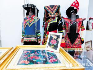 镶嵌着云南特色绣片的衣服、装饰画。 镶嵌着云南特色绣片的衣服、装饰画。