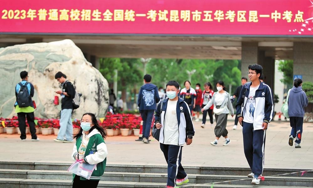 考生到昆明市第一中学考点查看考场情况。