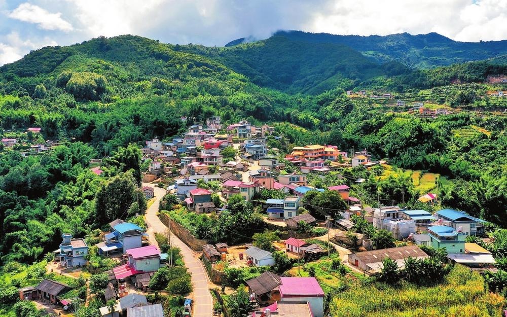 沧源佤族自治县班洪乡下班坝村积极发展乡村旅游，建设栈道、观景台等设施，打造庭院微景观，开办蜂蜜加工厂，乡村发展充满活力。图为班洪乡下班坝村村貌。 云南日报记者 周灿 摄