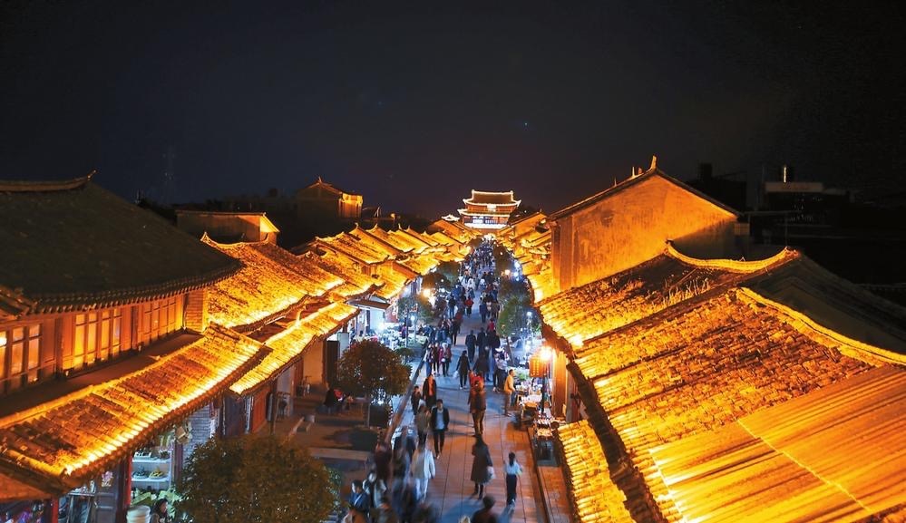 云南大理巍山古城历史悠久，文物古迹荟萃，名胜众多，民族风情独具特色。图为大理巍山古城夜景。云南日报记者 黄兴能 摄