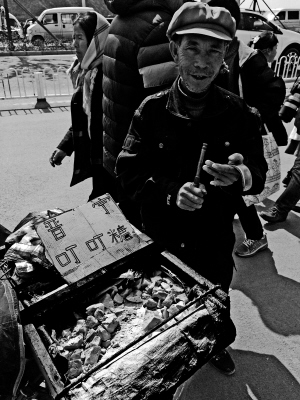 至今仍听得见敲铁板卖叮叮糖的“叮叮”声。