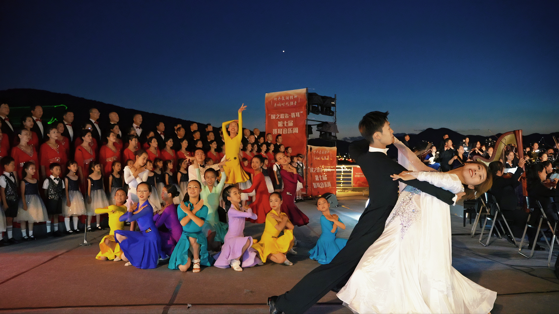 《滇池圆舞曲》 舞者翩翩起舞。供图