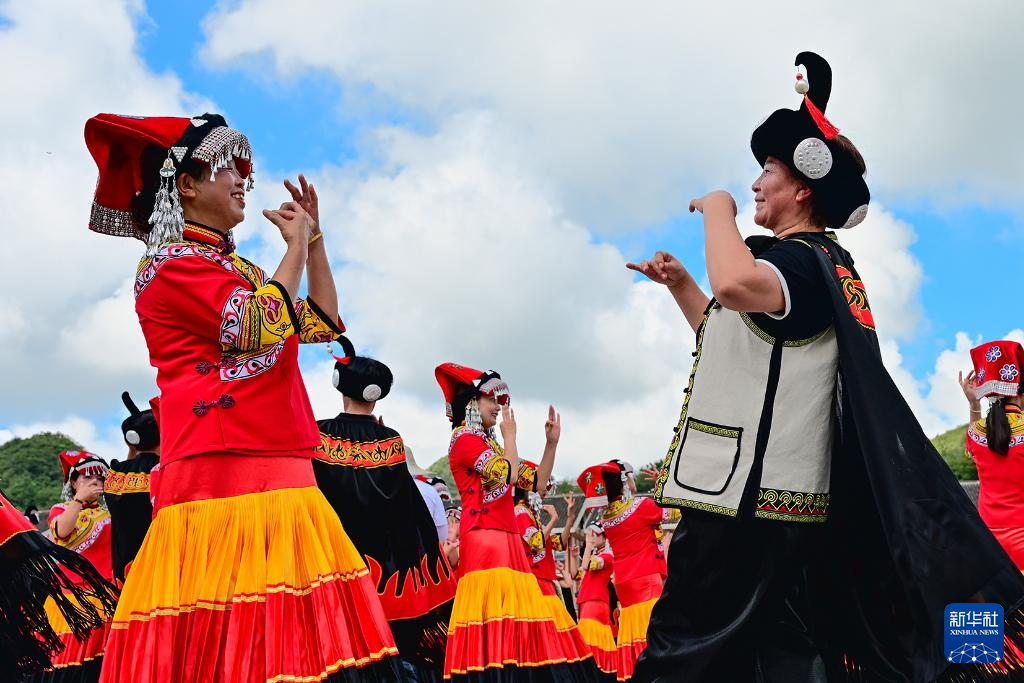 贵州:广场舞比赛上歌舞欢 6686体育