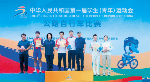 胡海杰（左二）站上领奖台。 昆明代表团教练李新文供图