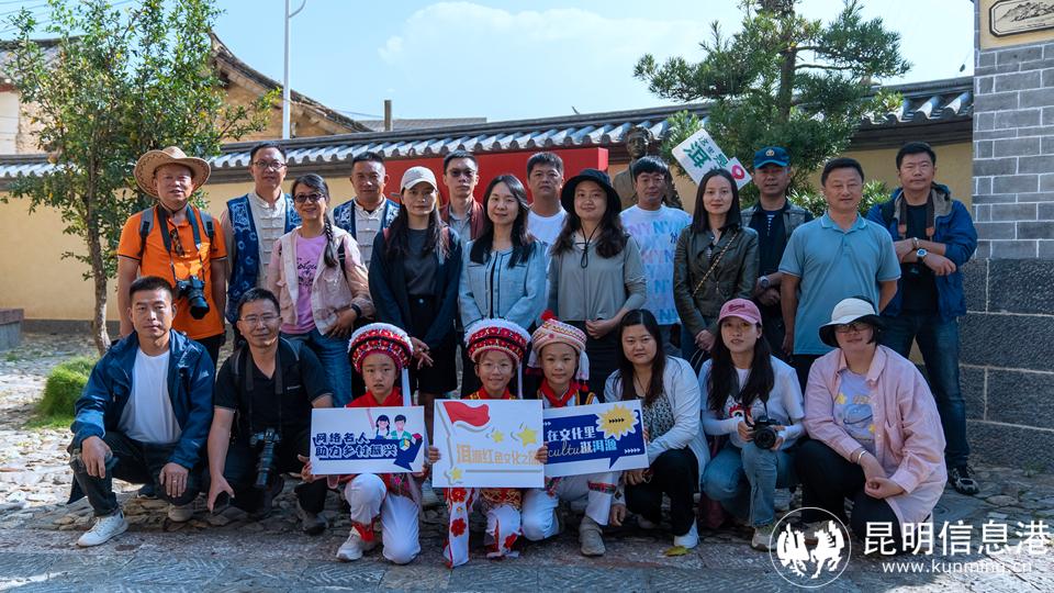 施滉纪念馆合照