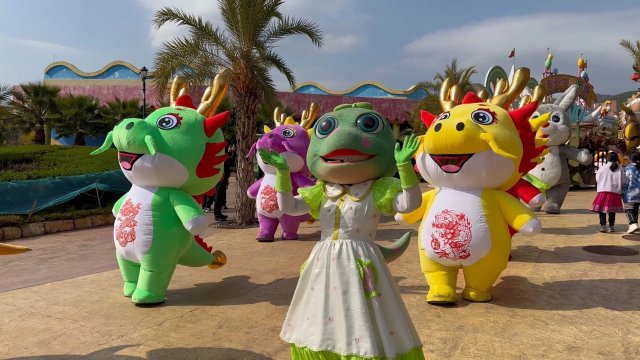 文旅融合促繁荣,楚雄州春节游客接待量创新高 恐龙谷”系列活动。张皓程 摄.jpg