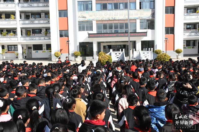 (采访传编辑)大理洱源抓实2024年春季学期洱海源头保护“开学第一课”宣传教育进校园活动 (5).JPG