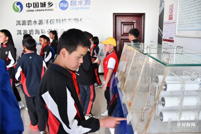 (采访传编辑)大理洱源抓实2024年春季学期洱海源头保护“开学第一课”宣传教育进校园活动 (4).JPG