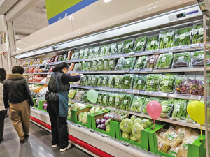 云南三秋田食品有限公司生产的蔬菜摆上货柜 供图