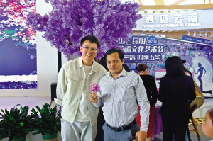 吃着蓝花楹冰淇淋打卡蓝花楹氛围装置 本版图片 供图 吃着蓝花楹冰淇淋打卡蓝花楹氛围装置 本版图片 供图