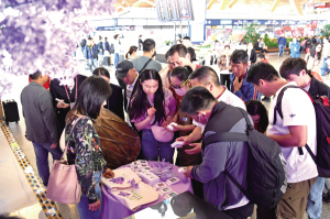 旅客打卡领取文创产品 旅客打卡领取文创产品