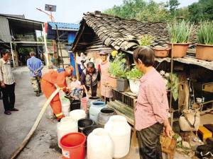 磨憨磨丁经济合作区消防救援大队为村民送水