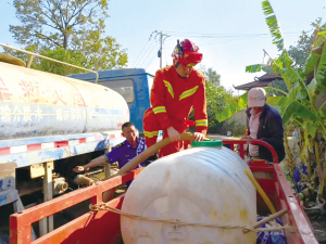 　　消防队为富民朵木得村送水