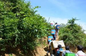 云南大关县曾经的“背篼图书馆”，为山里的群众送去书籍大关融媒 供图