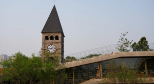 云南蒙自南湖之畔的西南联大先锋书店 　　高帆 摄