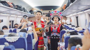 呈贡与万象双向奔赴的浪漫车厢内的民谣表演 呈贡与万象双向奔赴的浪漫车厢内的民谣表演