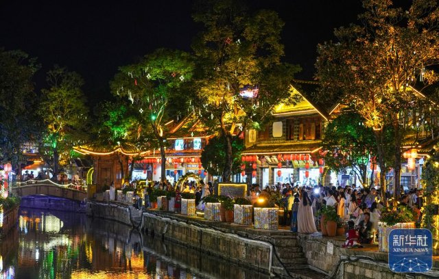 云南丽江:古城迎游客