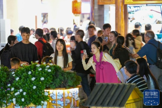 云南丽江:古城迎游客