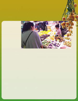 市场内销售黄皮的摊位为数不多 本版图片 ■ 都市时报全媒体记者 郑荣行