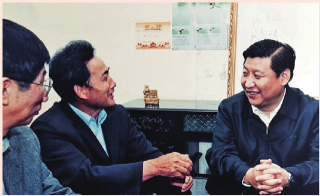 2003年4月24日,时任浙江省委书记习近平在浙江下姜村调研。