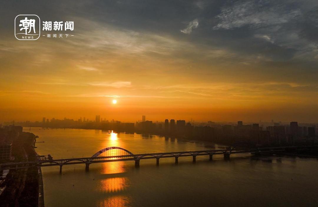 杭州钱塘江畔,一轮红日喷薄而出,映红了江面。记者 董旭明 摄.jpg