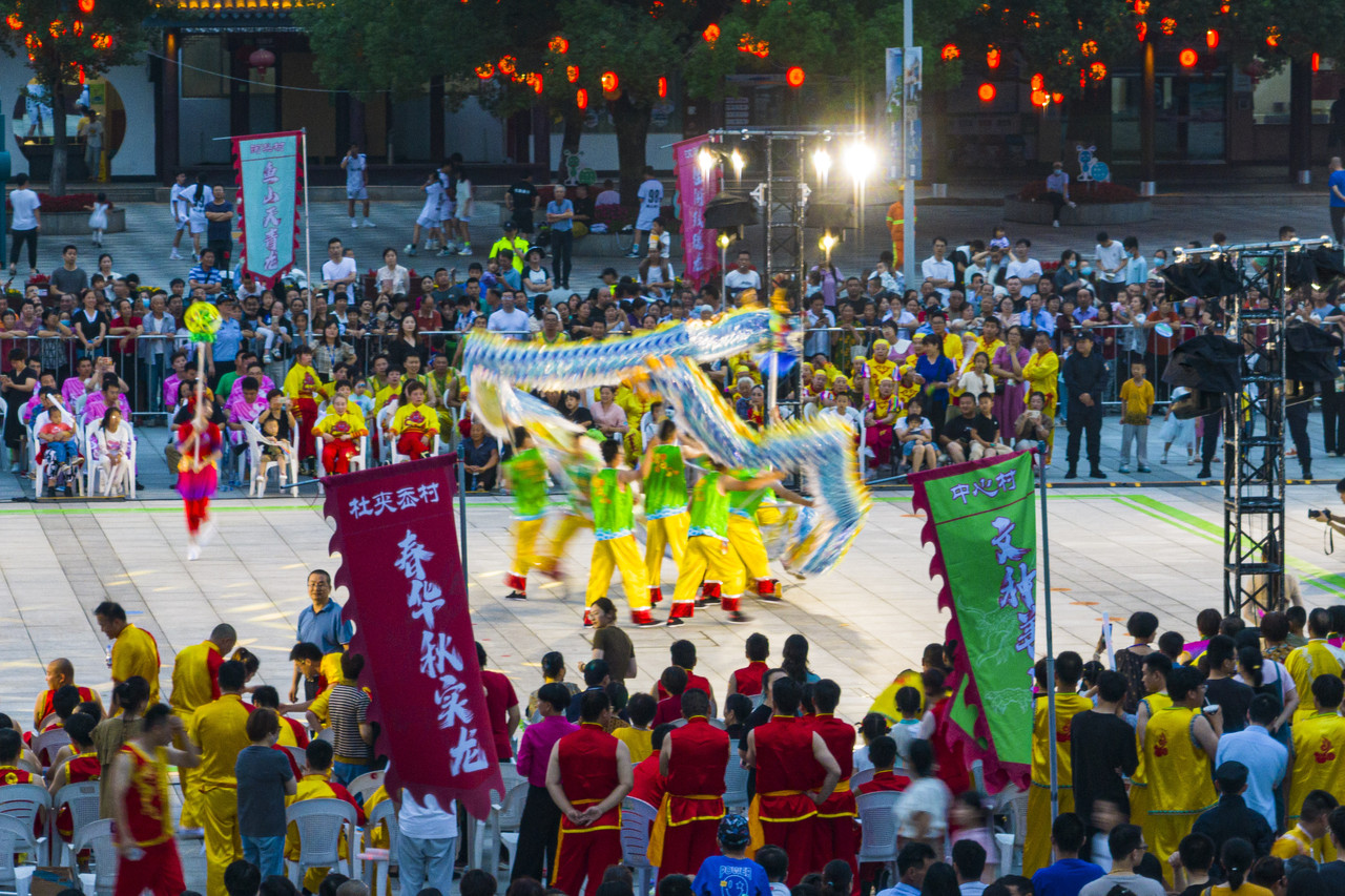宁波市镇海区九龙湖镇,当地居民自发组成的14支舞龙队同台竞技。省农业农村厅供图.jpg