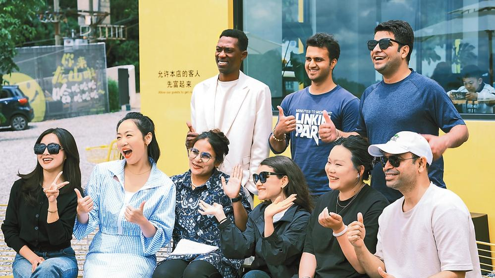 国际青年人才在美丽龙山数字游民中心相聚。供图