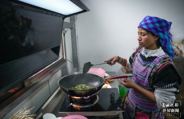 小英家添置了抽油烟机.jpg