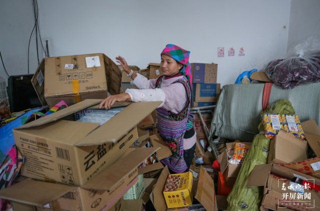 现在停播了,小英在整理堆积如山的货品.jpg