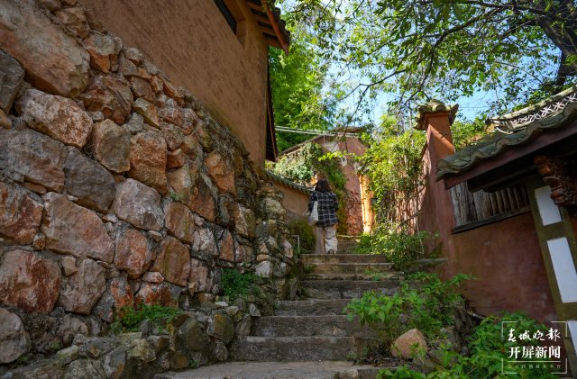 步于青石板铺就的小巷中,感受着那份远离城市喧嚣的宁静美好.jpg