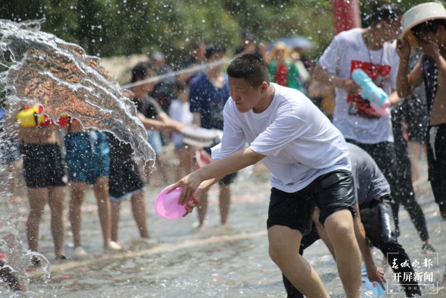 （采访传编辑）非遗遇上潮玩，云南民族村2025泼水节开启50余项狂欢11.JPG