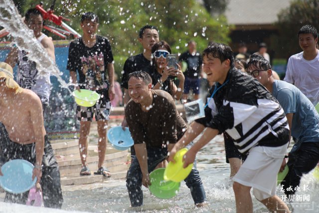 （采访传编辑）非遗遇上潮玩，云南民族村2025泼水节开启50余项狂欢16.JPG