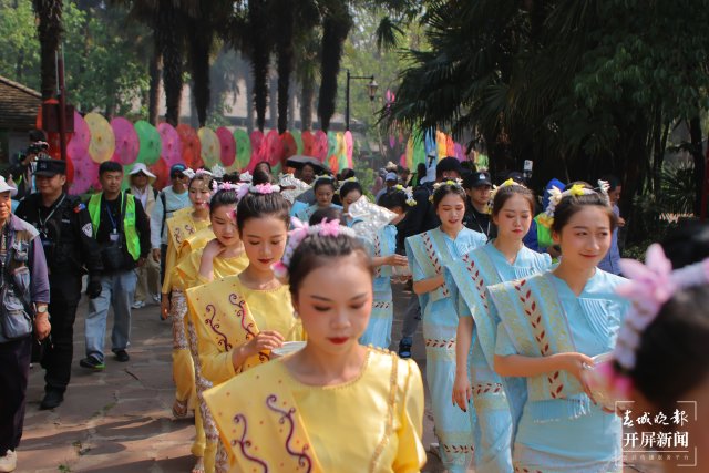 （采访传编辑）非遗遇上潮玩，云南民族村2025泼水节开启50余项狂欢2.JPG