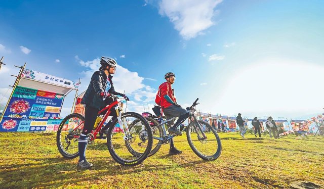 骑行爱好者尽享自然之美 图源：云南日报