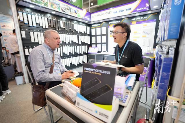 江门市海基科技有限公司已经参加20多届广交会，客商前来洽谈插排生意。