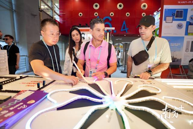 在广东酷柏光电股份有限公司的展位，专利高压灯带成为全场“显眼包”，不时有客商过来询价。